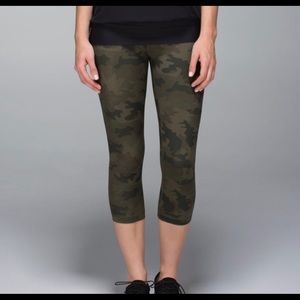 Lululemon Camo Print Cropped Leggings. Size 6